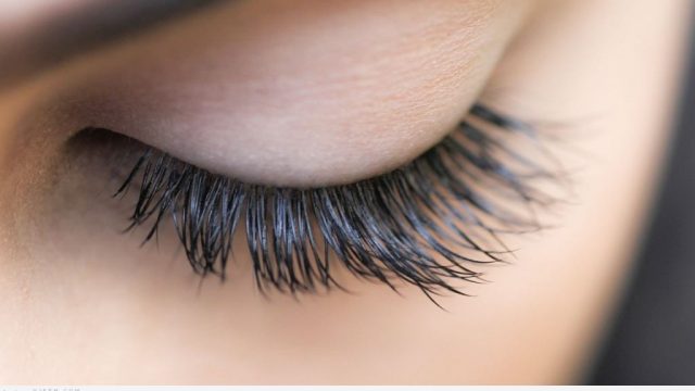 تعرفي على هذه الطرق الطبيعية لتطويل وتكثيف الرموش