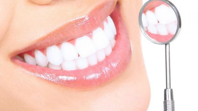 جربي هذه الوصفة الطبيعية لتبييض الأسنان