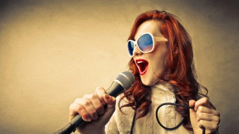 تعرفي على هذه الطرق الطبيعية لتنعيم الصوت