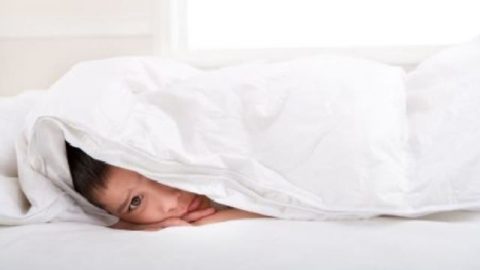 طرق التعامل السليم مع الطفل الذي يبلل فراشه ليلا