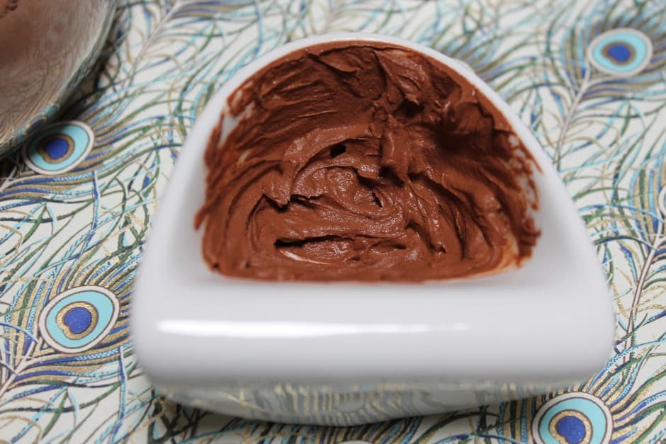 قناع الطين الوردي وماء الورد 