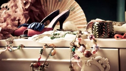 إطلالة فريدة مع مجموعة مجوهرات Iris Apfel الجديدة