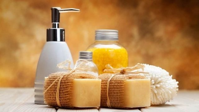 إليك كيفية صنع بعض منتجات العناية بالبشرة في المنزل