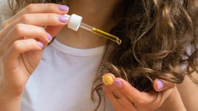 استخدمي زيت إكليل الجبل لشعر صحي وقوي