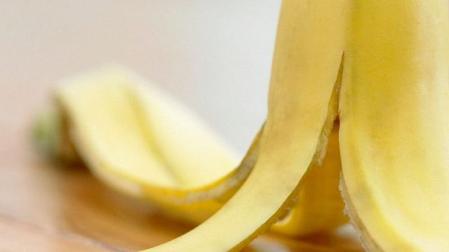 استفيدي من قشر الموز للحصول على شعر جذاب