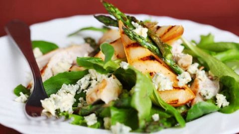 سلطة الإجاص المشوي والهليون