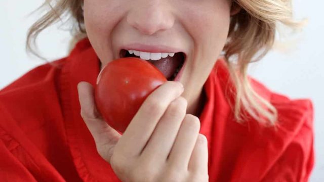 10 أطعمة لبشرة جميلة