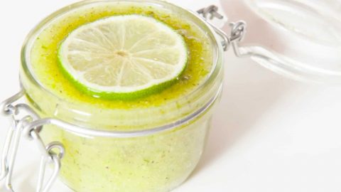 بهذه الطرق البسيطة تصنعين مقشر للبشرة بالسكر