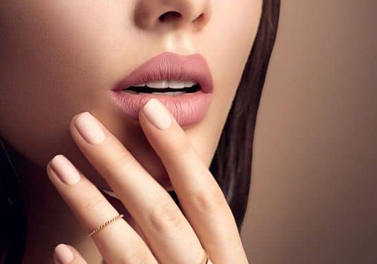 كيف تحولين تركيبة أحمر الشفاه اللامعة إلى “ماتيه”؟