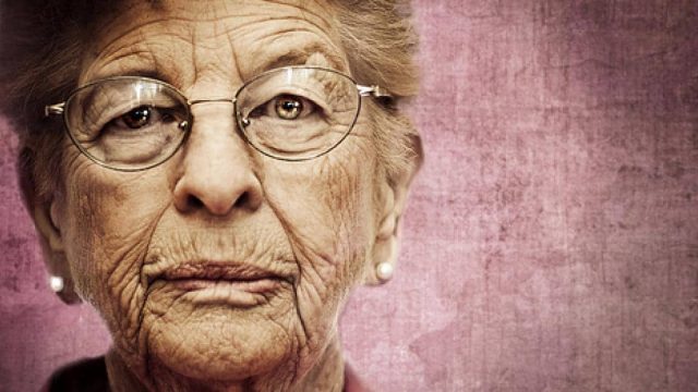 مجموعة من المسنين يقدمون لك أجمل أسرار الحياة السعيدة