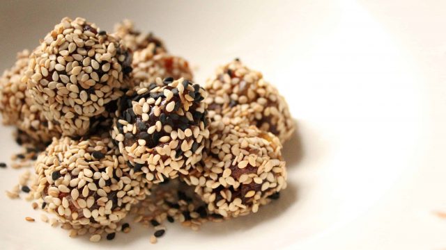 تمر بالسمسم