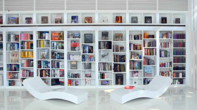 بالصور: أفكار عصرية لتصميم المكتبات المنزلية