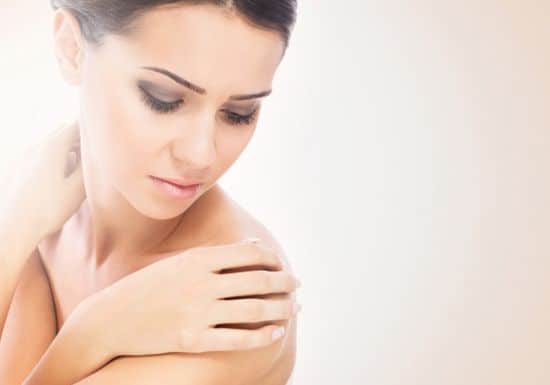 اكتشفي فوائد زيت الجوجوبا التجميلية