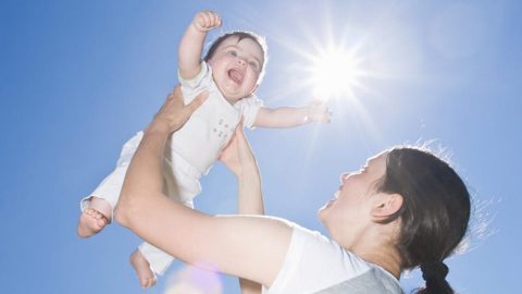 تعرفي على مخاطر نقص الفيتامين د على الطفل