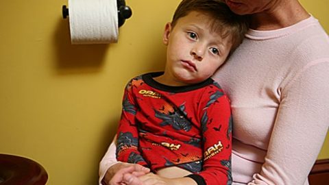 كيف تعالجين أعراض الإمساك لدى طفلك بمواد طبيعية