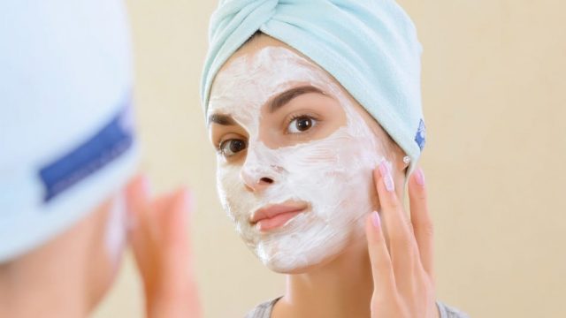 إليك ماسك النشا والزبادي لتبيض البشرة