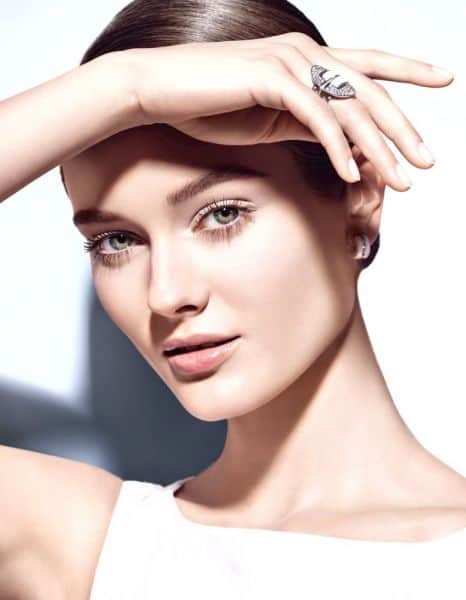 احمي بشرتك مع UV Essential من Chanel