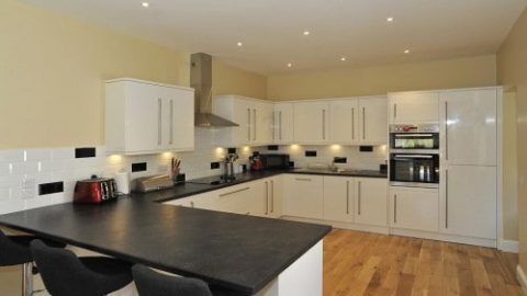 تصاميم مطابخ بسيطة للمنازل العصرية