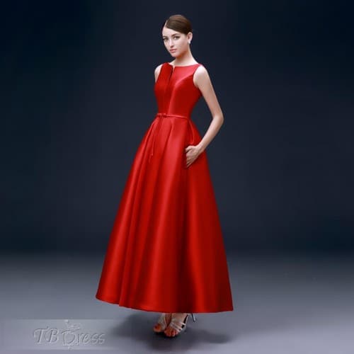 فساتين سواريه باللون الأحمر