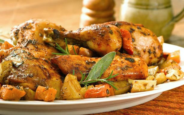 تتبيلة رائعة لأفخاذ الدجاج والخضار