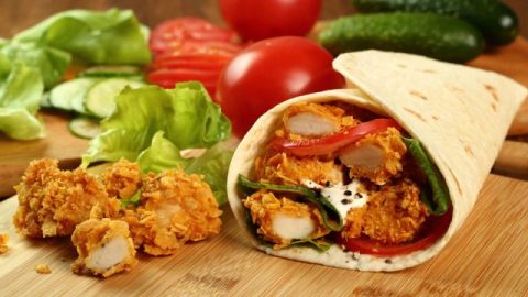سندويش كرسبي دجاج بخبز التورتيلا