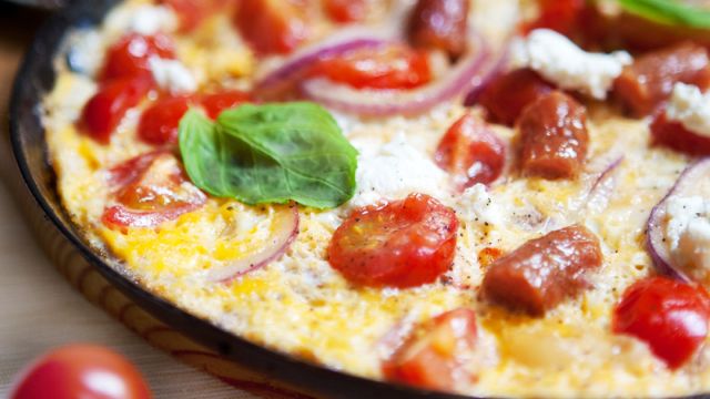 طريقة تجهيز البيض بالسجق اللذيذ