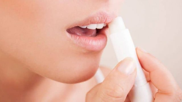 وصفات طبيعية لتقشير الشفتين