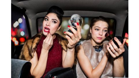 نصائح جمالية سريعة لإطلالة فاتنة في موسم الأعياد