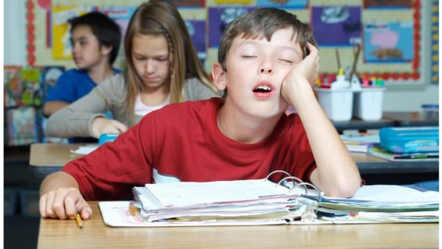 إليك كيفية التعامل مع شكوى الطفل من المدرسة