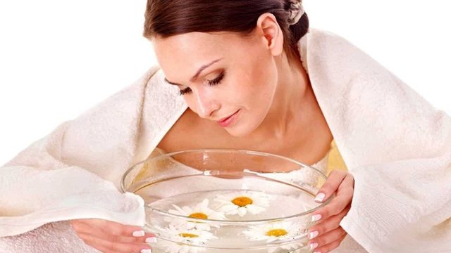 خطوات بسيطة لتنظيف الوجه بالبخار بشكل فعال