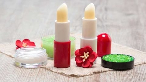 استخدامات جمالية رائعة لبلسم الشفاه