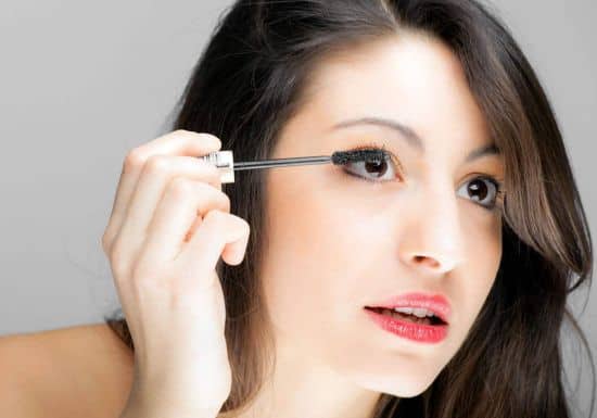 أخطاء تجميل تجعل عينيك تبدو صغيرة