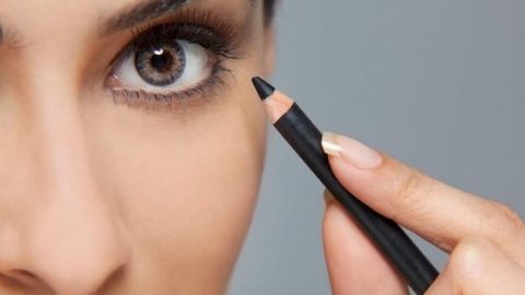 تخلصي من جفاف الأيلاينر بهذه الحيل البسيطة