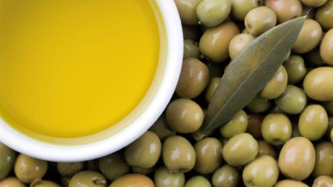 زيت الزيتون إكسير طبيعي لجمال دائم