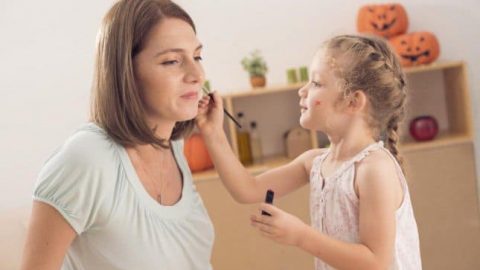 لا تهملي هذه الجوانب في تربية البنات