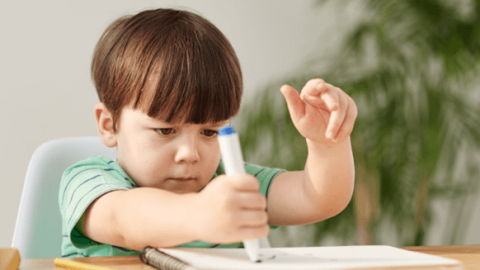 إليك طرق تطوير مهارات طفلك ومساعدته على تعلم الكتابة
