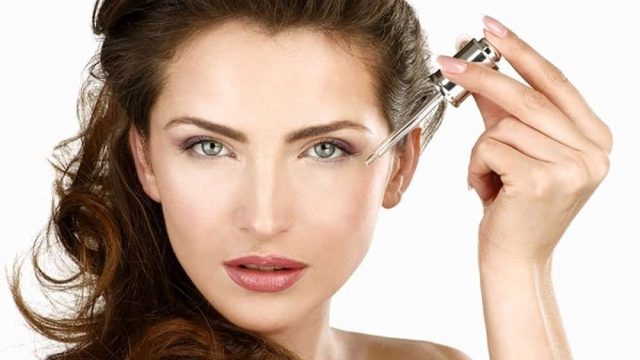 جربي سيروم العسل وزيت اللوز لعلاج الهالات السوداء