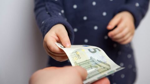 نصائح هامة حول طريقة تعامل الأطفال مع الأموال