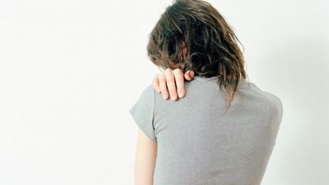 إن كنت تشعرين بإهمال زوجك لك.. فهذا هو الحل