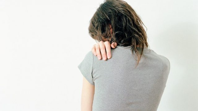 إن كنت تشعرين بإهمال زوجك لك.. فهذا هو الحل