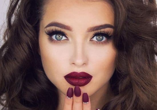 خطوات ماكياج أساسية لإطلالة جذابة في العام الجديد