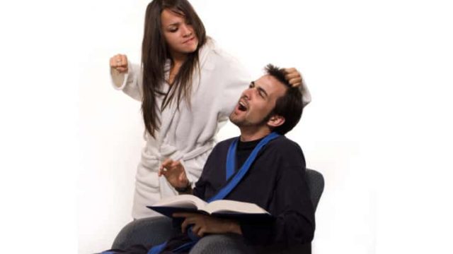 كيف تبقين زوجك في المنزل بأسلوب رومانسي؟