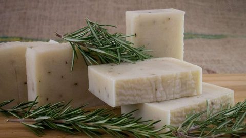 تخلصي من مشاكل البشرة الدهنية مع صابونة الروزماري