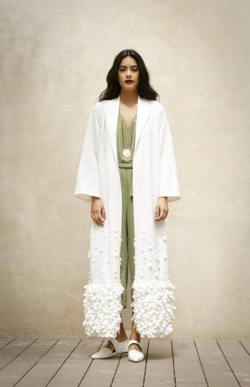 عبايات وقفاطين باللون الأبيض