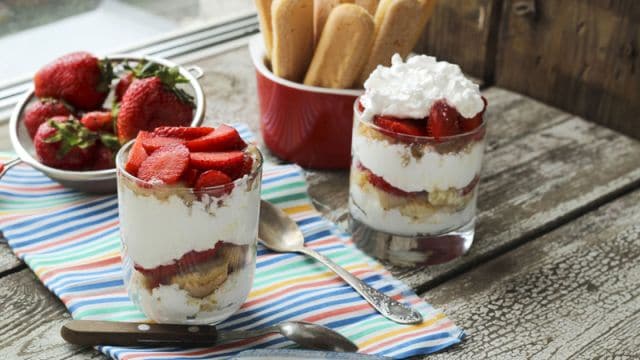 خطوات إعداد حلى بسكويت الليدي فنجر