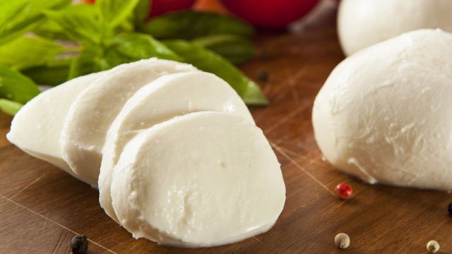 خطوات تجهيز الجبنة في البيت