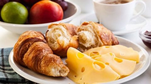 خطوات تجهيز كرواسون بالجبن