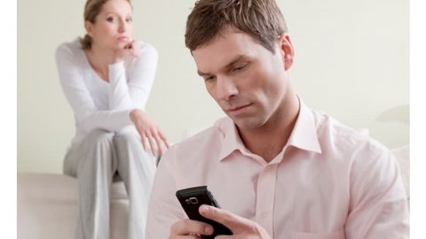 كيف تكتشفين خيانة زوجك العاطفية؟