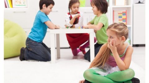 كيفية التعامل مع الخجل لدى الأطفال