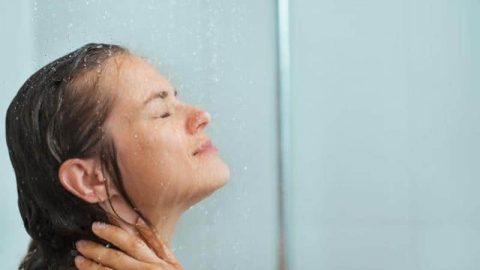 هل يسبب الاستحمام أثناء الطمث أي أضرار للمرأة؟